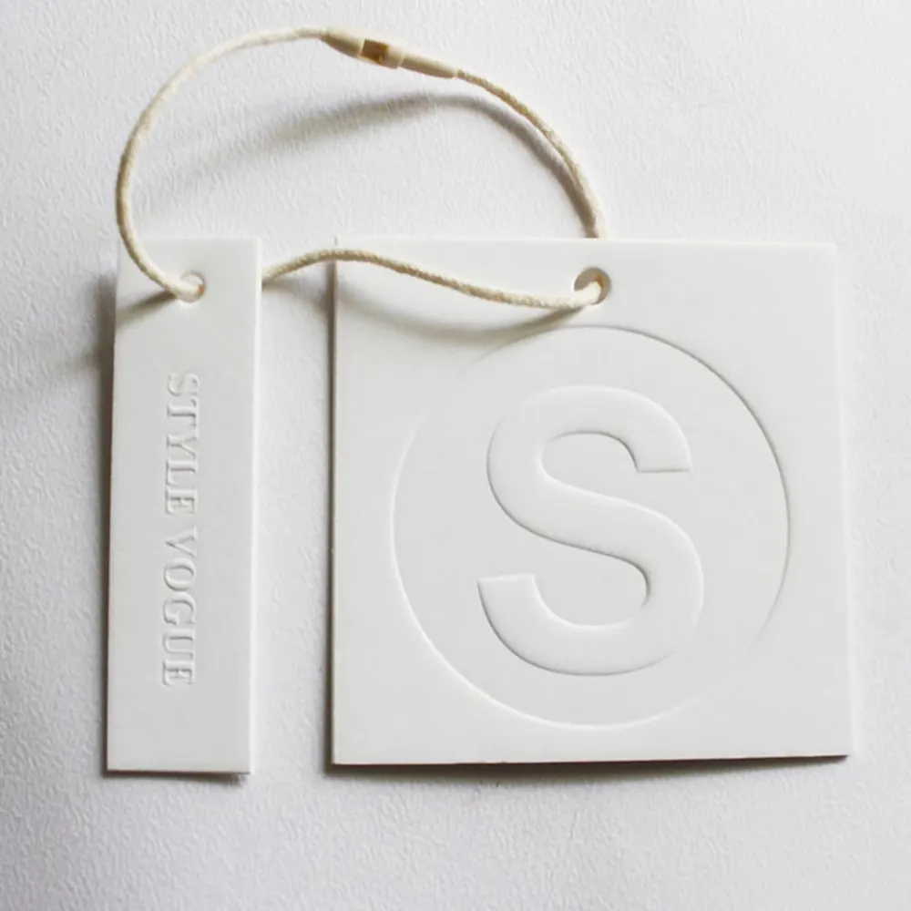 Custom Logo Luxe Recyclebaar Papier Hangtags Swing Labels Wit Reliëf Hang Tags Kledingstuk Tags Voor Kleding