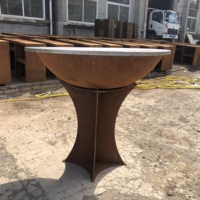 Barbecue et foyer extérieur modernes en acier Corten thermolaqué, personnalisés et professionnels