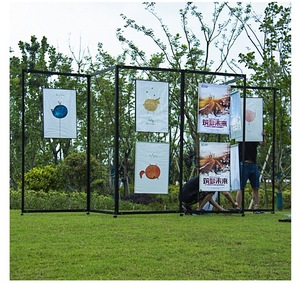 Unité d'affichage sur pied pliable <span class=keywords><strong>de</strong></span> couleur noire/argentée personnalisée pour l'espace d'exposition en studio, les musées et <span class=keywords><strong>la</strong></span> <span class=keywords><strong>photographie</strong></span> - Product Image 4