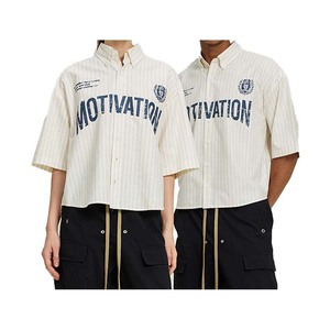Chemise rayée rétro avec logo personnalisé pour hommes |   Haut d'été respirant à manches courtes coupe ample |   Chemise boutonnée décontractée vintage en gros - Product Image 1