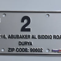 Plaque d'adresse personnalisée en aluminium avec lettres noires en relief, coins arrondis, trous de fixation, plaque signalétique embossée