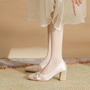 Scarpe da ufficio di classe da donna <span class=keywords><strong>con</strong></span> <span class=keywords><strong>tacco</strong></span> quadrato in raso Beige pump <span class=keywords><strong>con</strong></span> strass e chiusura Slip-On <span class=keywords><strong>con</strong></span> accento di 7cm <span class=keywords><strong>con</strong></span> <span class=keywords><strong>tacco</strong></span> estivo Comfort - Product Image 6