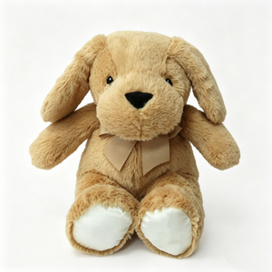 Peluche chiot personnalisée avec oreilles tombantes couleur tan et nœud papillon, jouet en peluche chien en position assise, chiot en peluche avec patte en satin blanc - Product Image 1