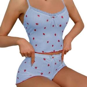 Nuevo conjunto de dos piezas con estampado de fresas, camisola estampada con textura acanalada y pantalones cortos con ribete de encaje. - Product Image 5