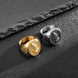 Anillo de hombre HOPHIP de acero inoxidable con cruz de manos en oración - Product Image 3