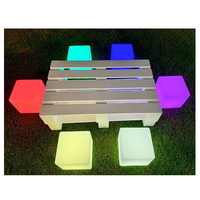 Meubles LED pour événements : Sièges cubes lumineux en PE écologique (30 cm, 40 cm) et tables et chaises pour enfants, idéaux pour la Journée des enfants et les fêtes d'anniversaire