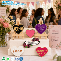 Ensemble d'épingles en émail dur Cœur Féministe, Ruban Rose, Puissance des Femmes, Badge en métal pour revers de veste et sac à dos, Personnalisation OEM ODM avec texte