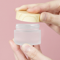 En stock pot en verre cosmétique 2.5 oz /3.5 oz pot de crème en verre dépoli avec couvercles en bambou fabricants de pots en verre
