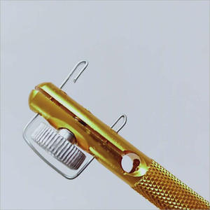 Outil de nouage et de fixation de nœuds en cuivre pour la pêche à la mouche, avec finition jaune métallique et poignée texturée - Product Image 3