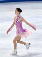Robe de patinage artistique à manches longues asymétriques rose et violet dégradé, dos ouvert en maille, ornée de strass pour la compétition