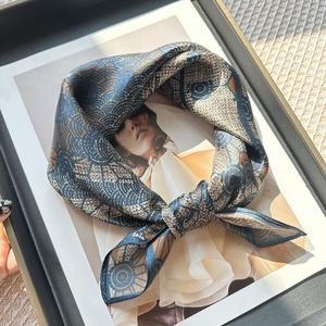 ผ้าพันคอไหมลายคลื่นสีน้ำเงินกรมท่าขนาด 70 ซม. สำหรับผู้หญิง ใช้ตกแต่งศีรษะและลำคอ - Product Image 1