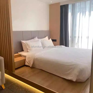 ชุดเฟอร์นิเจอร์ห้องนอนโรงแรมราคาประหยัด ครบชุด เตียงควีนไซส์/คิงไซส์ พร้อมหัวเตียงหุ้มเบาะ และโต๊ะข้างเตียง สำหรับโรงแรมระดับ 3 ดาว - Product Image 2