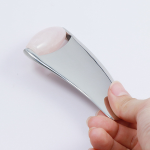 Couleur personnalisée 100% rouleau de jade naturel planche à gratter le visage poignée de conseil Gua Sha rouleau de quartz rose 2-en-1 outil de soin de la peau du visage - Product Image 4