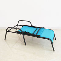Chaise longue de jardin extérieur de patio de piscine d'hôtel de loisirs de station de vacances
