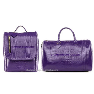Logotipo personalizado púrpura de lujo de cuero de cocodrilo Hombres Mujeres Duffel Weekender bolsa de viaje y conjunto de mochila - Product Image 3
