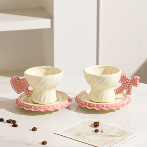 Nuova Tazza da Caffè in Ceramica <span class=keywords><strong>a</strong></span> <span class=keywords><strong>Forma</strong></span> <span class=keywords><strong>di</strong></span> <span class=keywords><strong>Cuore</strong></span> con Piattino e Design <span class=keywords><strong>a</strong></span> Fiocco, Set da Caffè Moderno e Minimalista per Uso Domestico - Product Image 3