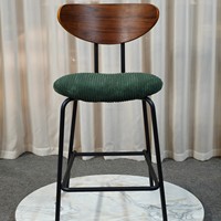 Chaise de bar industrielle robuste à dossier en bois et coussin en tissu vert, pieds en métal, mousse confortable, vente en gros, directement de l'usine, pour la maison