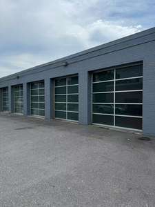 <span class=keywords><strong>Porte</strong></span> <span class=keywords><strong>de</strong></span> <span class=keywords><strong>garage</strong></span> sectionnelle automatique moderne en aluminium blanc argenté avec cadre en alliage et verre givré, étanche - Product Image 2