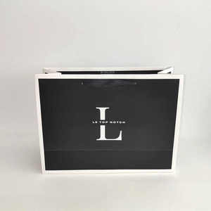 Sacs en papier personnalisés de luxe au détail sous-vêtements avec poignées en corde Conception unique de logo imprimé personnalisé - Product Image 3