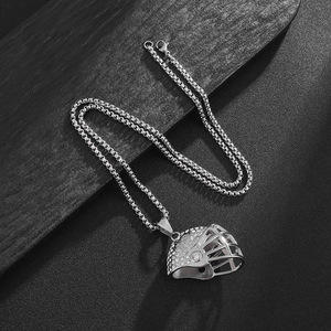 Collier pendentif casque de rugby en acier titane Hip Hop avec pavé de diamants pour homme – Cadeau - Product Image 4