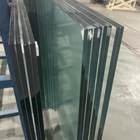 Rampe d'escalier minimaliste sans cadre avec verre feuilleté 8+8 pour l'escalier de la villa