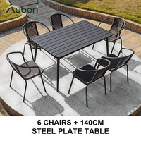 Ensemble de meubles en rotin PE avec six chaises et table rectangulaire en acier à lattes de 140 cm pour projets de restauration en bord de piscine et en jardin