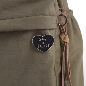 Elle est féroce Shakespeare citations émail broches personnalisé noir coeur broches revers Badges féministe bijoux cadeau pour femme amis - Product Image 3
