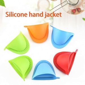 Mitaines de cuisine et dessous de plat en silicone, résistantes au micro-ondes, pour la cuisson professionnelle et les fêtes de Noël - Product Image 4