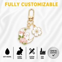 Porte-clés personnalisé en émail souple, lapin blanc et rose, avec breloque fleur de cerisier dorée et pendentif lune, cadeau, vente en gros, fournisseur en vrac