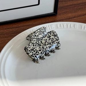 Design carré miniature, compact et léger, parfait pour les coiffures mi-hautes ou les petites sections de cheveux. - Product Image 3