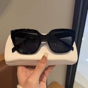 Gafas de Sol de Moda para Mujer, Color Rosa, para Todo Tipo de Rostro, Unisex, de Diseñador, con Logotipo, Protección UV400, de PC - Product Image 4