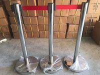 Courroie rétractable en acier inoxydable Stanchion Post Crowd Control Que Manager avec base en caoutchouc plastique durable