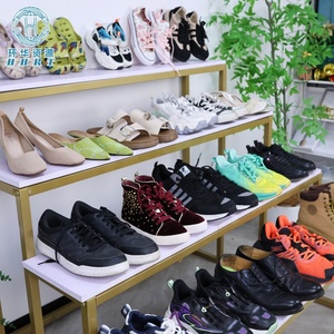 <span class=keywords><strong>Scarpe</strong></span> Usate di Moda Mista all'Ingrosso Direttamente dalla Fabbrica - Modelli Ricchi per Uomo, Donna e Bambino - Ottima Qualità - MOQ 100kg per la Rivendita - Product Image 2