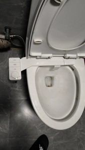 Cubierta de <span class=keywords><strong>inodoro</strong></span> de bidé portátil inteligente moderno Limpiador de cuerpo Fácil de usar Latón Directo de fábrica Asientos de <span class=keywords><strong>inodoro</strong></span> de baño de cortesía - Product Image 5