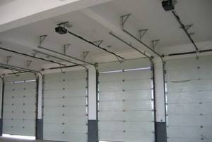 Portes <span class=keywords><strong>de</strong></span> <span class=keywords><strong>garage</strong></span> sectionnelles monobloc en acier galvanisé gris argenté, résistantes au vent, disponibles en tailles et couleurs personnalisées, pour sous-sol - Product Image 5