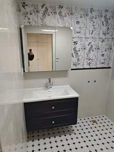 Muebles de Baño de Estilo Francés Vintage, Combinación de Espejo de Madera de Caucho Inteligente con Lavabo de Cerámica y Estructura de Melamina - Product Image 6