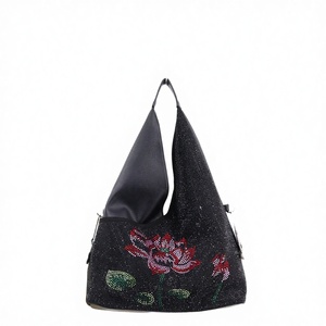 Sac à main fourre-tout de luxe pour femme en PU tendance avec chaînes et motif floral, souple, toutes saisons - Product Image 1