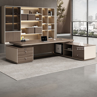 Bureau de direction moderne avec finition grain de bois, double rangement sur pieds et plateau spacieux