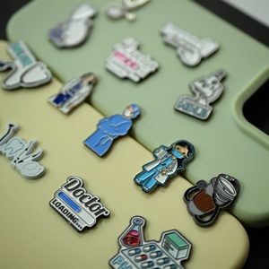 कस्टम डॉक्टर नर्स चिकित्सा उपकरण लोगो एनमेल पिन स्टिकर आधुनिक डिजाइन के साथ - Product Image 2