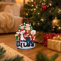 Ornement de Noël en résine avec inscription « Family JOY », supportant une pancarte rouge, sur base sapin de Noël et neige, avec ruban à suspendre, pour décoration intérieure