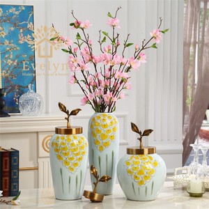 Jarrón de Piso de Cerámica Pintado a Mano Moderno de Jingdezhen, Color Blanco, para Decoración de Oficina y Hogar - Product Image 3
