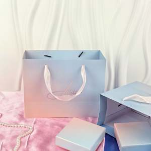 Sacs de luxe en carton recyclé personnalisables de haute qualité, impression UV, poignées en ruban doré, pour supermarchés et cosmétiques - Product Image 5