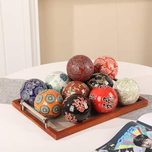 كرة خزفية صينية يدوية الصنع زرقاء وبيضاء بنقوش ثلجية حمراء مختلفة، كرة زخرفية لعيد الميلاد وعيد الفصح - Product Image 4