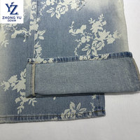 Tissu en denim imprimé de motifs de fleurs blanches personnalisées de 11.3oz tissage sergé bleu doux pour filles et garçons vêtements tissu en jean doux