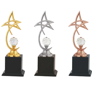 Elegante trofeo de metal con acabado dorado, ideal para ganadores de campeonatos y premios de excelencia. - Product Image 1