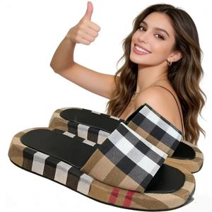 Pantuflas de Diseñador de Lujo a Cuadros para Hombre y Mujer, Sandalias de Playa para Caminar al Aire Libre, Zapatos Casuales Planos Juveniles de Moda 2025 - Product Image 1