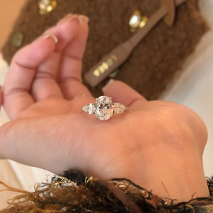 Bague de mode haut de gamme polyvalente pour femme, entièrement sertie de diamants, design en spirale de ballet rotative, forme d'œuf de pigeon, bande torsadée - Product Image 6