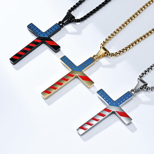 Collar con Colgante de Cruz de la Bandera Americana de Acero Inoxidable en Varios Colores |   Diseño Patriótico de Estrellas y Rayas para Hombres y Mujeres - Product Image 2