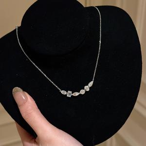 Collier en argent pur S925 micro-incrusté de zircon, style vintage léger et luxueux avec un design en dentelle et une chaîne ajourée - Product Image 3