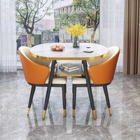 Balcon, petite table à manger, table basse et chaises décontractées, une table avec deux chaises, table de réception et de négociation